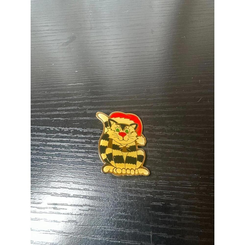 Vintage Christmas Cat Enamel Pin – Festive Holiday Brooch